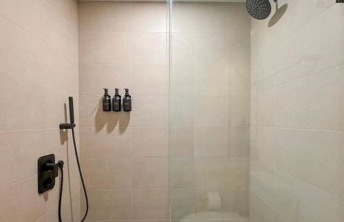 City Skyline Views & Rooftop Pool at District 225 - Foto 27