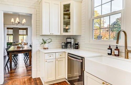 Main Street Elkin Retreat Home with Backyard Oasis - Foto 8