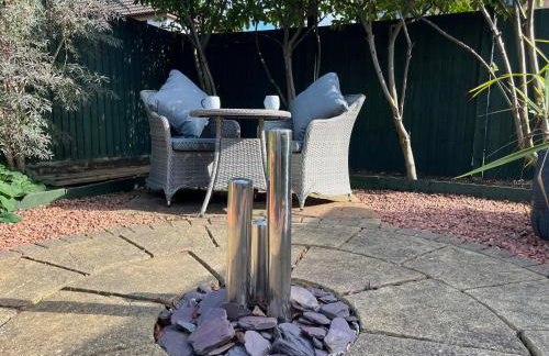 Superb Comfy 2 Bed House, Responsive & Caring Hosts Free WiFi & Parking, Close to MK Centre, Train Station, Santander, Network Rail by Webbhill Stays - Foto 45