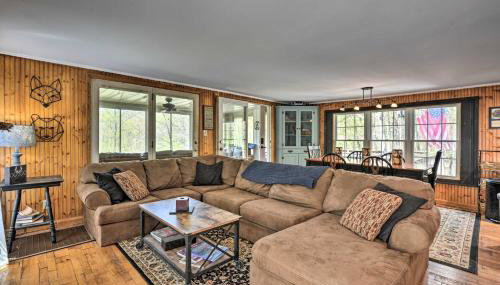 Cozy Cabin with Sunroom and Cacapon River Access! - Foto 4