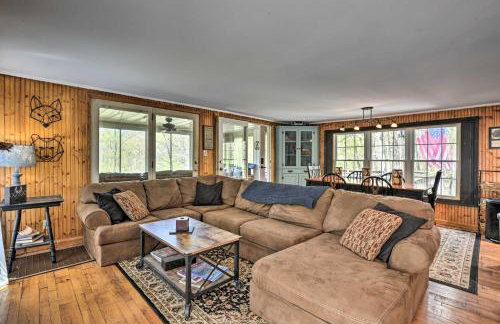 Cozy Cabin with Sunroom and Cacapon River Access! - Foto 4