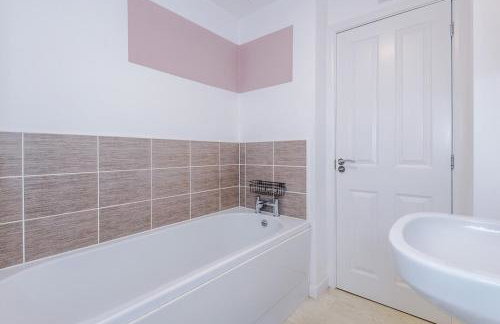 NEW! Presented by LTJ Prime Key Properties, Driveway Parking, Free WiFi - Foto 34