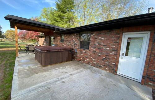 Private 4 Bedroom Home with a hot tub - Foto 22