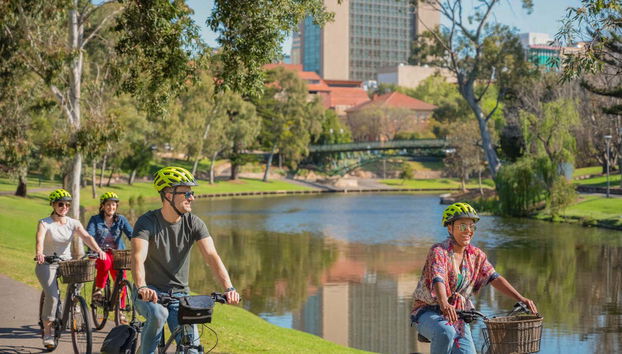 Turistas disfrutando de una mañana soleada en Adelaida