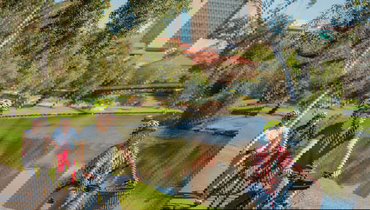 Touristes profitant d'une matinée ensoleillée à Adélaïde