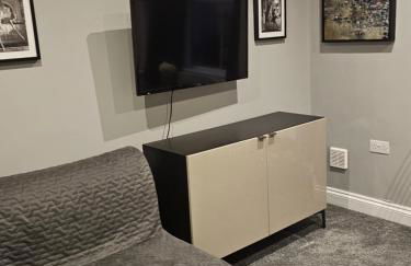 StayZen Apartments - Free Parking & Private Garden Ground Floor Central Woking - Business & Leisure - Photo 11