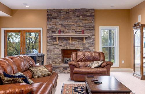 Riverbend Lodge Spacious Riverfront Home with Hot Tub Pool & Mountain view - Foto 68