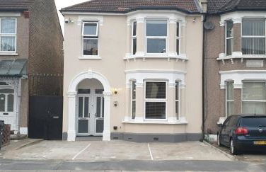 London Luxury 3 bedroom flat, 2 bathrooms, Living Room, free parking, 4 mins to station, garden - Foto 37