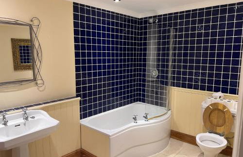 Northlands Farm King Ensuite - Photo 4