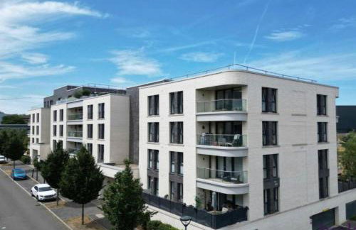 Modern 2-Bed Apartment in Longcross with Balcony & Parking - Foto 11