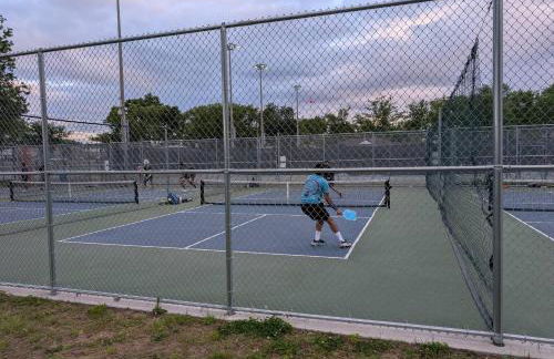 Spacious duplex retreat in city w/ Parking nearby - Foto 31