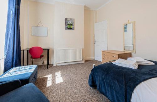 Spacious home in Newcastle Under Lyme with Parking - Foto 19