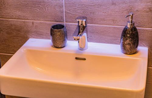 Jacuzzi - Flexible SelfCheckIns 20 - Zagreb - Luxury - Garage - Smart - Brand New - Apartments Repinc - Foto 39