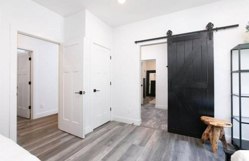 38-Acres of Luxury: 9BR, Indoor Pool, Gym, Near ND - Foto 29