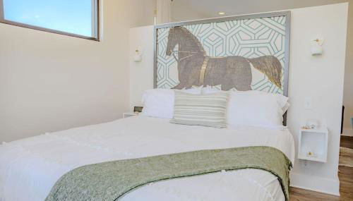 The Hive Adjacent 3rd Floor, 301 King & 302 Balcony - Photo 2