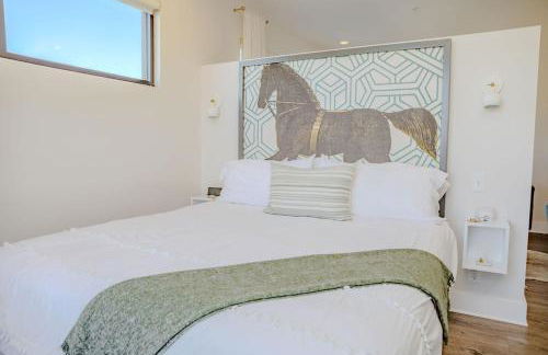 The Hive Adjacent 3rd Floor, 301 King & 302 Balcony - Photo 2