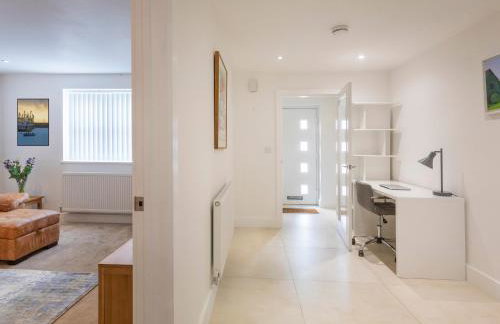 Luxe Detached 3 Bed Luxe House on Exclusive Private Estate Close to Coast Free Hot Tub Sleeps 6 Private Parking for 2 Cars - Photo 10