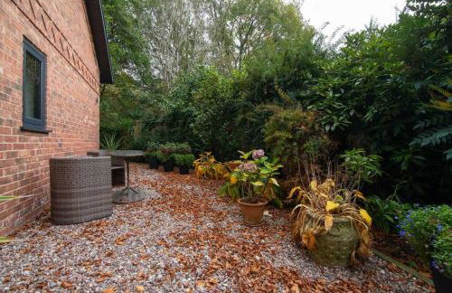 Luxury Coach house next to woodland in Knutsford - Photo 25