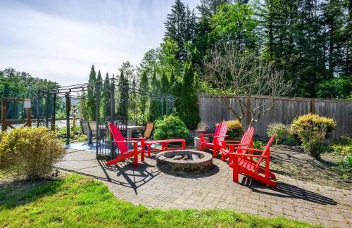 Riverfront Paradise w/ Hot Tub--Little River House - Foto 10