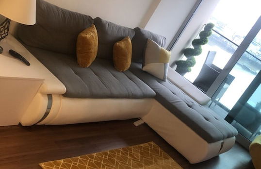 Stunning 1-bed Apartment in London With River View - Photo 3