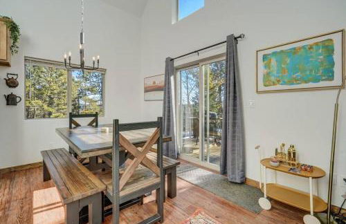 Rustic cabin charm w/ hot tub, arcade basketball - Foto 32