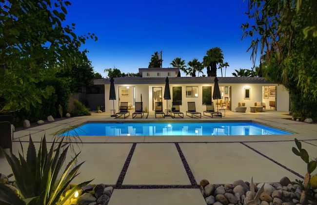 Modern Oasis w/ Pool, Patio Lounge, & Mountain Views Palo Verde by Avantstay - Foto 28