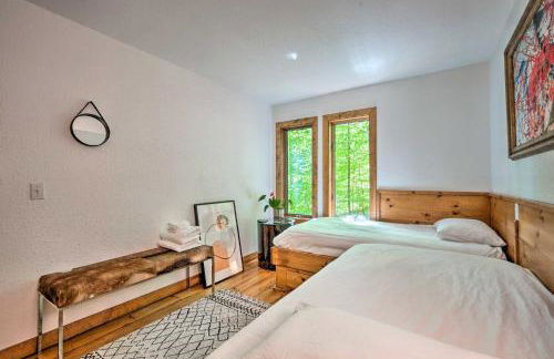 Luxe Plymouth Chalet with Indoor Pool and 3 Decks! - Foto 24