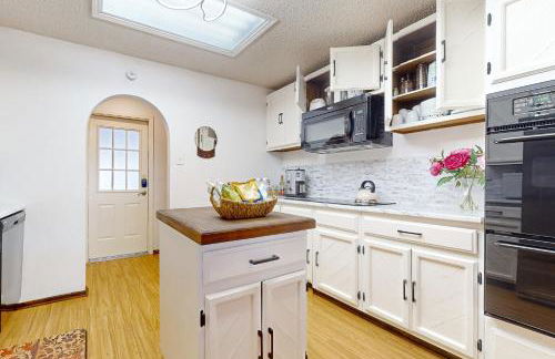 Walk to Park! Family-Friendly Laredo Home with Yard - Foto 10