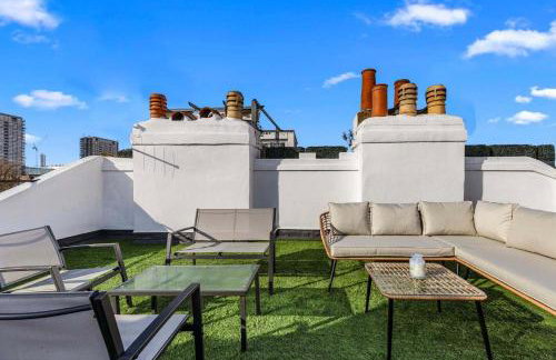 Beautiful 3-Bedroom House with Garden and Rooftop Retreat - Foto 41