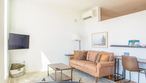 Modern East Side 1BR Apt with Balcony, Pool, and Gym - Foto 2