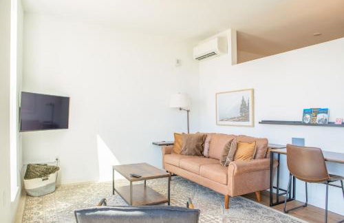 Modern East Side 1BR Apt with Balcony, Pool, and Gym - Foto 2