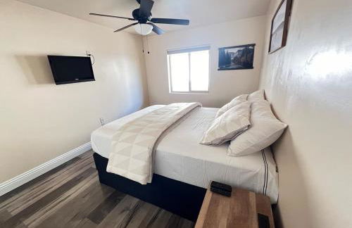 King Bed - Hot Tub, 3 Queens, Home away from home - Foto 8