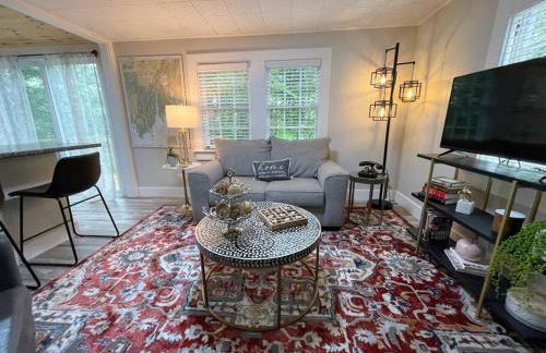 Spacious 1 Bedroom Cottage Close to Everything 3 - Foto 1