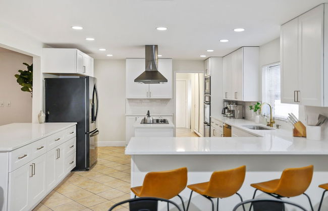 Golden Retreat: Expansive 6BR Home w Heated Pool ~ - Foto 9