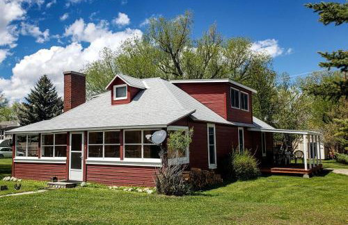 Charming Montana Bungalow with Madison River Views, Steps from Main Street in Ennis, MT - Foto 17
