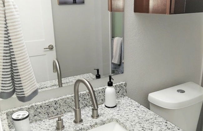 Private Bedroom Suite - Communal House near Integris Private - Photo 23