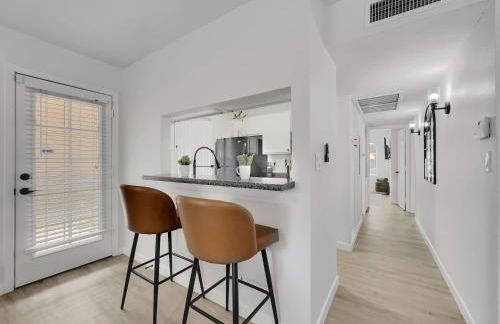 Luxe 2BR Condo Next to Pool Trails & Mountain - Foto 14