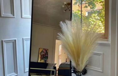 2 Bedrooms • Warm & Historic Stay • Free Parking - Photo 10