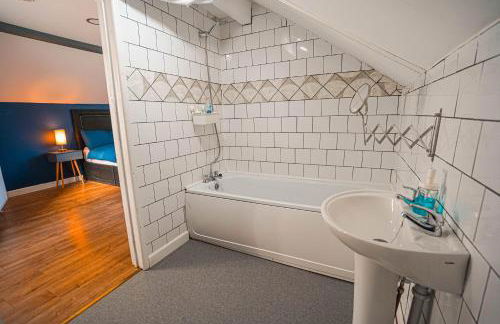 Private and Spacious 2 Bedroom House - Free Parking! - Foto 12