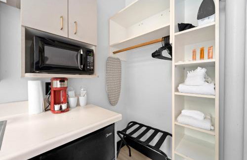 The Neon Elm Hotel - Foto 16