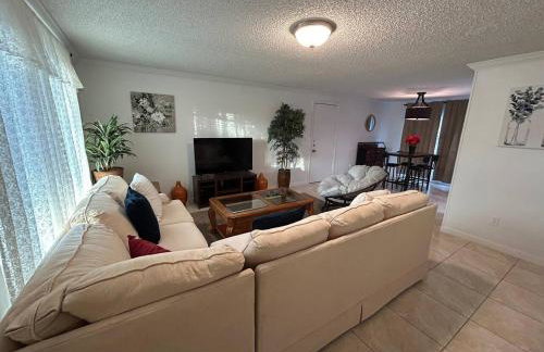 Master Bedroom w Pvt Bath in shared home - Foto 16
