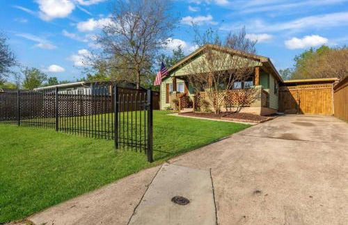 Stockyards 5 mins!-New!-Sleeps 8. Cowboy Bungalow - Foto 9