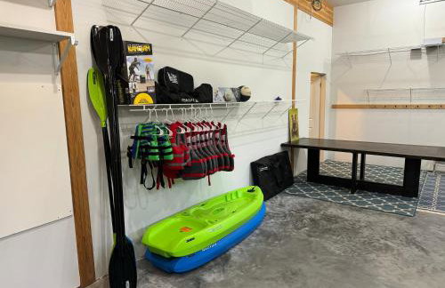 Built 2016 Pristine Lake House for Boating, Remote Work, Hiking and Relaxing - Foto 33