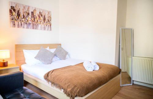 Purple Blossom, 2 bed apartment, Wi-Fi, near Didsbury, free parking - Foto 1