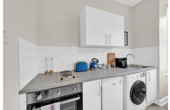 Sunny Serenity: Studio Living with a Breeze - Photo 4