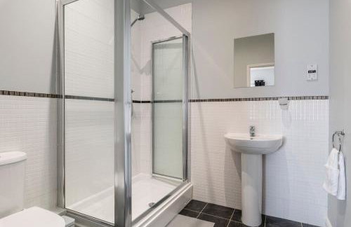 2BR 2BA Apartment - Emperor Beds - Free Parking - Near LGW Airport - Photo 4