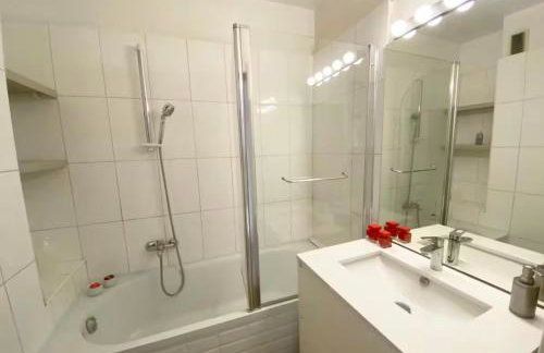 Panoramic Sea View - Terrace - Air Conditioning - 2 Bedrooms - Wifi - Kitchen - Tram - Foto 14