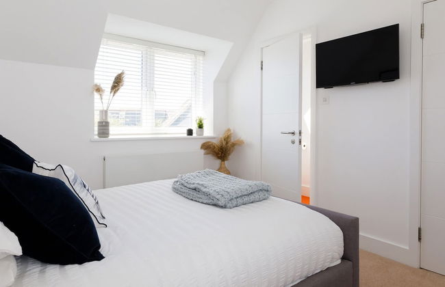 Gorgeous Home for 12 - Walk to Beach - Sea View - Photo 65