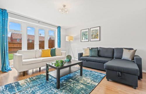 Stylish 4 Bedroom House in St Neots w Free Parking - Foto 1