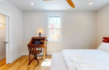 Historic 2BR 1BA with King bed-Fast Wi-Fi 75 OLED TV - Foto 13